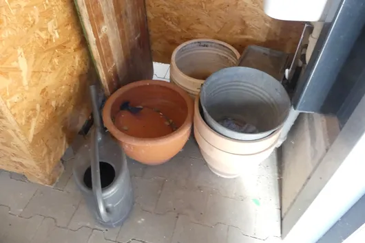 Soubor květináčů, pivní lavice, první pomoc