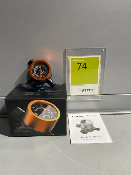 Regolatore di pressione per aria compressa con manometro
