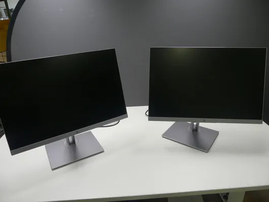 2 台 hp E243i 24 英寸 LCD 显示器