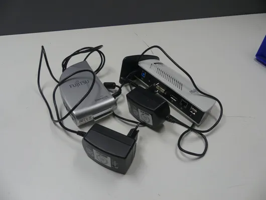 Fujitsu lot - dockingstations, incl. voedingen