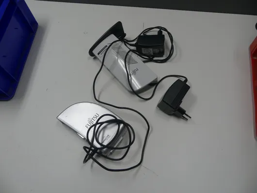 Fujitsu组合拍品 - 扩展坞，含电源适配器