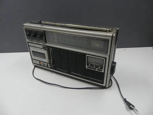 Radio-Kassettenrekorder