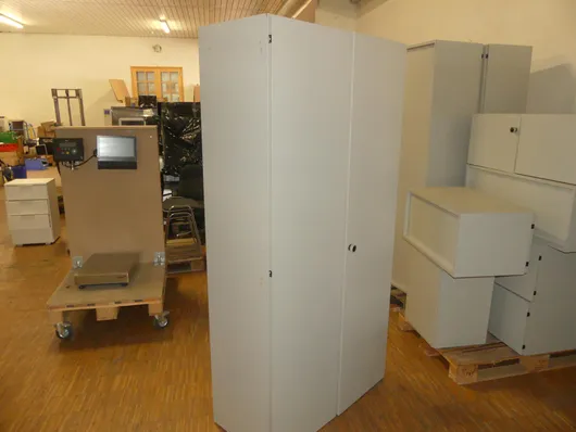 Schrank, ohne Inhalt
