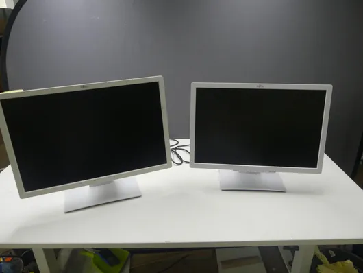 2x Fujitsu - Moniteur