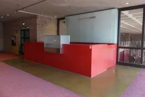 Thekenanlage, rot, mit Edelstahl-Unterbau
