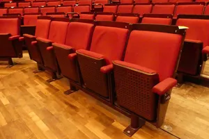 Theater-/Saalbestuhlung, 5 Sitzplätze, gepolsterte Klappsitze, rot/braun