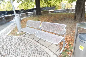6 x Metallgitter-Sitzbank, verschiedene Ausführungen, komplett