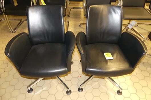 2 Kusch + Co armlenstoler med understell, dreiebare, svarte