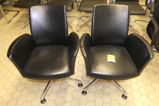2 Kusch + Co armlenstoler med understell, dreiebare, svarte