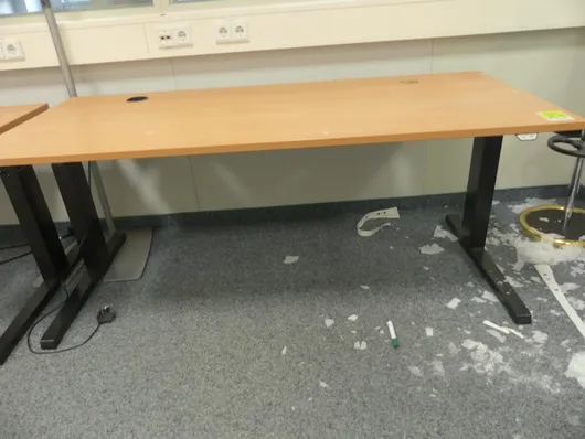 Steelcase - Bureau à hauteur réglable électriquement