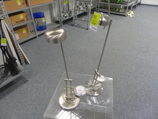 مصباحا طاولة