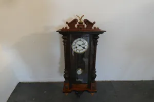 Pendel-Wanduhr im Holzgehäuse mit Säulen und Adler-Aufsatz