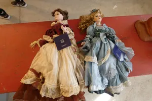 2x Porzellan-Sammlerpuppen in historischen Kleidern, mit Zertifikat-Anhänger