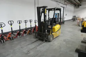 Yale - Elektro-Gabelstapler, 1300 kg, Baujahr 2011 mit Benning - Ladegerät