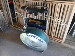 Cyklop - Umreifungs-Abrollwagen mit Akku-Umreifungsgerät und Umreifungsband