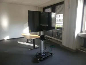 Samsung - Monitor mit Wagen und Technik