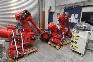 2x FANUC-Industrieroboters mit 1x Steuerung