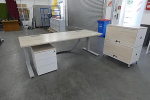 Schreibtisch elektrisch höhenverstellbar mit Sideboard und Rollcontainer von Steelcase